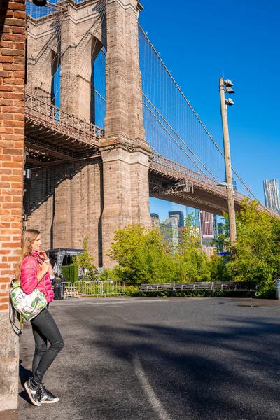 Vacker Flicka Står Brooklyn Bridge Park Med Brooklyn Bridge Bakgrunden — Stockfoto