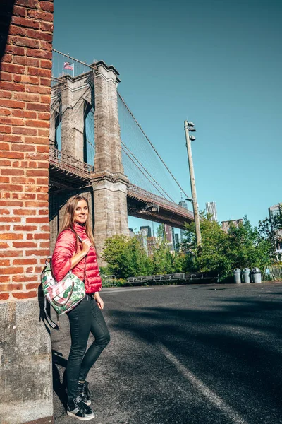 Hermosa Chica Pie Parque Del Puente Brooklyn Con Puente Brooklyn — Foto de Stock
