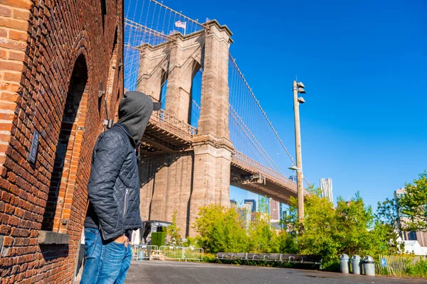 Ung Kille Står Brooklyn Bridge Park Med Brooklyn Bridge Bakgrunden — Stockfoto