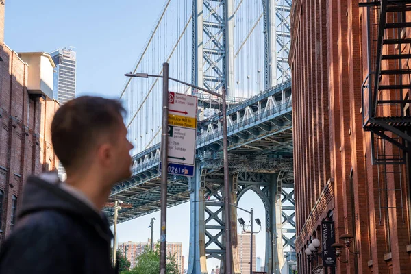 Joven Parado Calle Washington Brooklyn Con Puente Manhattan Fondo — Foto de Stock