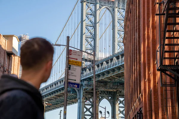 Joven Parado Calle Washington Brooklyn Con Puente Manhattan Fondo — Foto de Stock