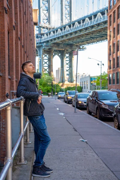 Ung Man Står Washington Street Brooklyn Med Manhattan Bro Bakgrunden — Stockfoto