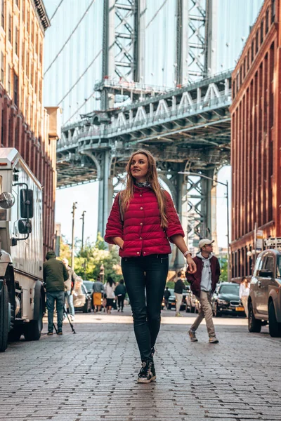 Ung Vacker Dam Går Ner Washington Street Brooklyn Med Manhattan — Stockfoto