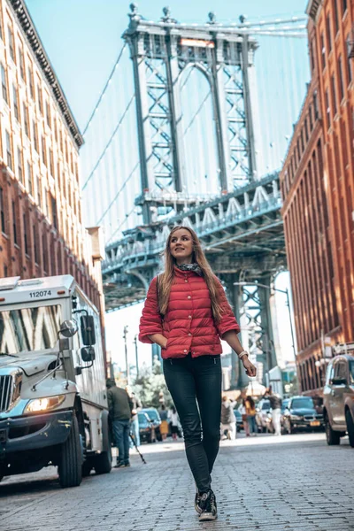 Nueva York Estados Unidos Mayo 2019 Joven Hermosa Dama Caminando — Foto de Stock