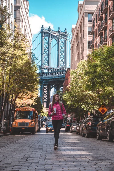 New York Usa Maj 2019 Ung Flicka Går Ner Gatan — Stockfoto