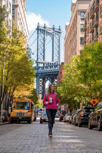 New York Usa Maj 2019 Ung Flicka Går Ner Gatan — Stockfoto