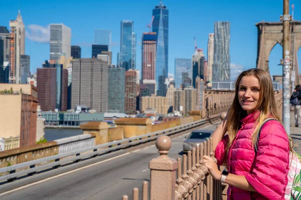 Brooklyn Bridge Nueva York Mayo 2019 Joven Hermosa Chica Disfrutando — Foto de Stock