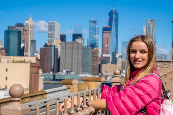 Brooklyn Bridge Nueva York Mayo 2019 Joven Hermosa Chica Disfrutando — Foto de Stock