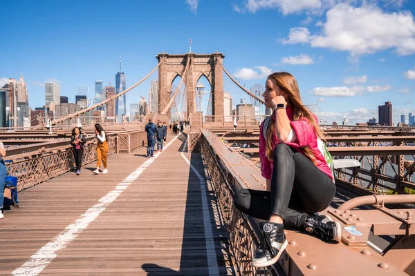 Brooklyn Bridge New York Usa Maj 2019 Ung Vacker Flicka — Stockfoto