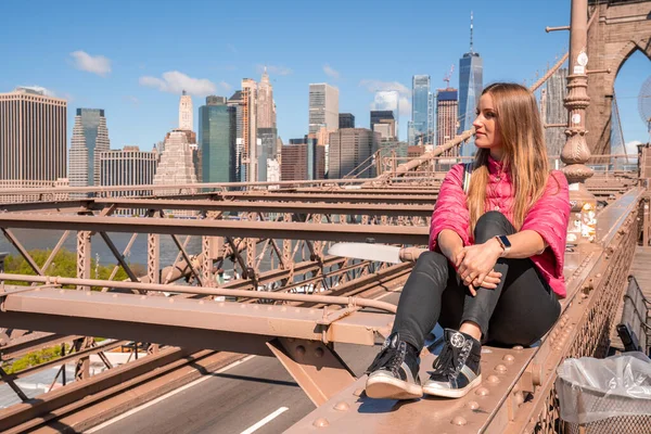 Brooklyn Bridge Nueva York Mayo 2019 Joven Chica Hermosa Sentada — Foto de Stock