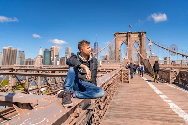 Brooklyn Bridge Nueva York Mayo 2019 Joven Sentado Puente Brooklyn — Foto de Stock