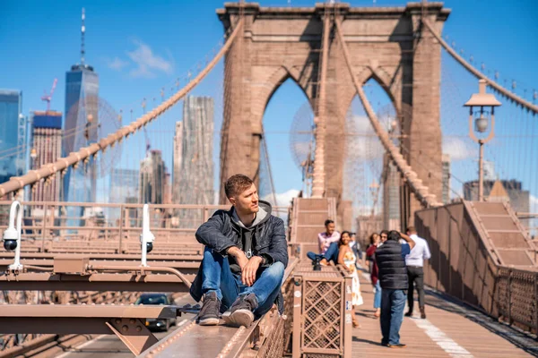 Joven Sentado Puente Brooklyn Con Una Mágica Vista Isla Manhattan — Foto de Stock