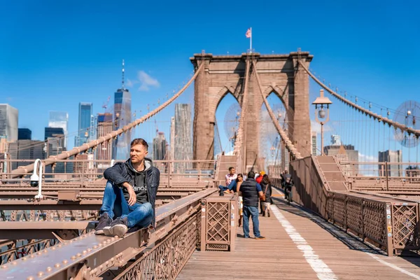 Brooklyn Bridge Nueva York Mayo 2019 Joven Sentado Puente Brooklyn — Foto de Stock