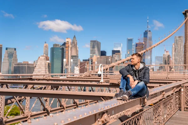 Ung Man Som Sitter Brooklyn Bridge Med Magisk Utsikt Över — Stockfoto
