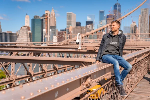 Brooklyn Bridge New York Usa Maj 2019 Ung Man Som — Stockfoto