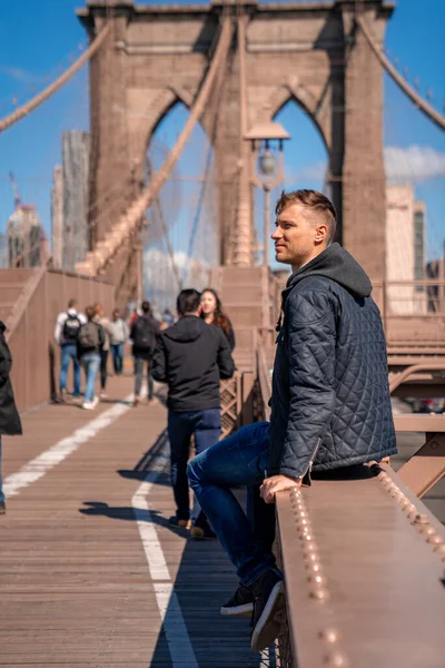 Joven Sentado Puente Brooklyn Con Una Mágica Vista Isla Manhattan — Foto de Stock