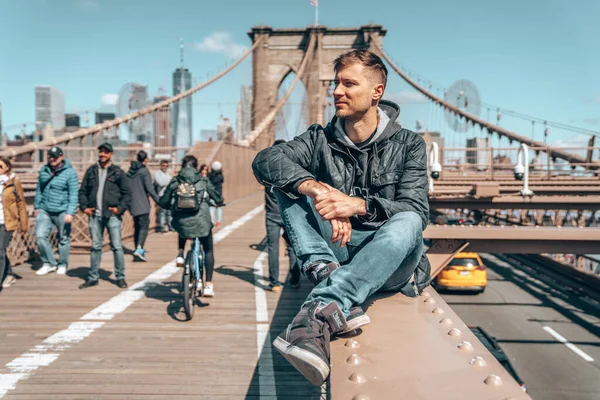 Brooklyn Bridge New York Usa Maj 2019 Ung Man Som — Stockfoto