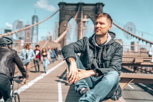 Brooklyn Bridge New York Usa Maj 2019 Ung Man Som — Stockfoto