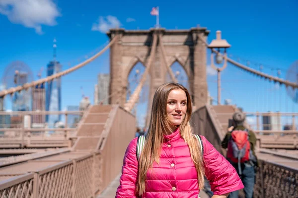 Joven Chica Hermosa Caminando Por Puente Brooklyn Con Una Mágica — Foto de Stock