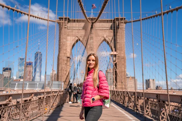 Ung Vacker Kvinna Går Längs Brooklyn Bridge Med Magisk Utsikt — Stockfoto