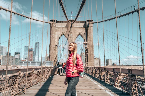 Ung Vacker Kvinna Går Längs Brooklyn Bridge Med Magisk Utsikt — Stockfoto