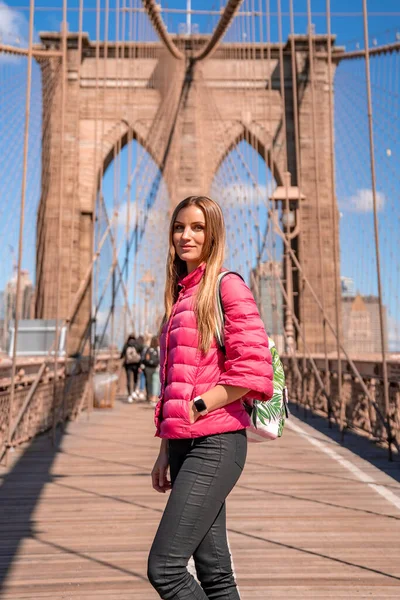 Joven Hermosa Mujer Caminando Por Puente Brooklyn Con Una Mágica — Foto de Stock