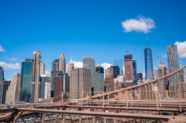 Brooklyn Köprüsü 'nden Manhattan gökdelen manzarası.