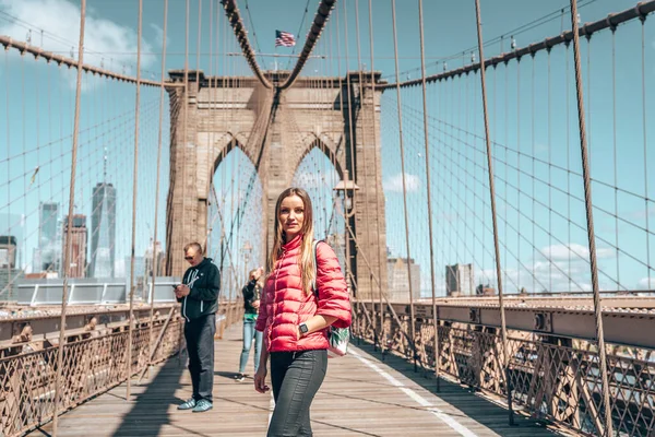 Ung Vacker Kvinna Går Längs Brooklyn Bridge Med Magisk Utsikt — Stockfoto