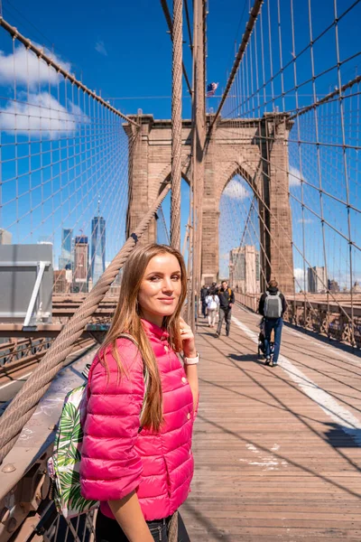 Joven Hermosa Mujer Caminando Por Puente Brooklyn Con Una Mágica — Foto de Stock