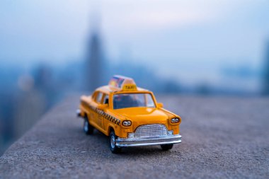 NEW YORK - 30 Mayıs 2019: Sarı oyuncak taksiler throguh New York City, ABD. Taksi sembolü.