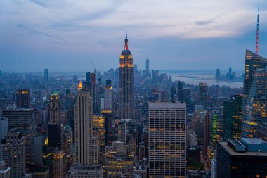 Manhattan 'da şehir manzarası ve gökdelenleri olan New York City gece silueti