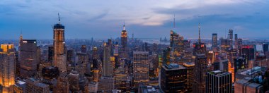 NEW YORK - 30 Mayıs 2019: Manhattan 'da şehir manzaralı ve gökdelenli New York City gece silueti