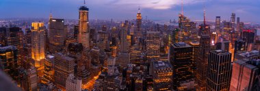 NEW YORK - 30 Mayıs 2019: Manhattan 'da şehir manzaralı ve gökdelenli New York City gece silueti