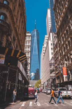 10 Mart 2020. New York, ABD. Manhattan 'da, Dünya Ticaret Merkezi yakınlarında karşıdan karşıya geçen insanlar..