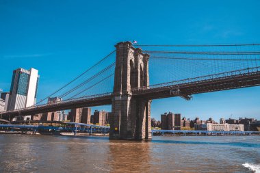 Brooklyn Köprüsü ve New York 'taki Manhattan' da açık mavi gökyüzü.