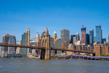 Brooklyn Köprüsü ve New York 'taki Manhattan' da açık mavi gökyüzü.