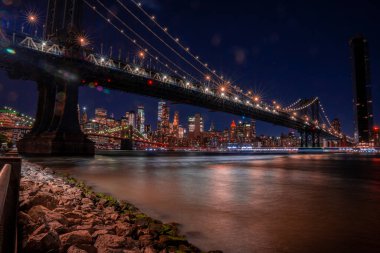 New York 'taki Manhattan Köprüsü' nün güzel panoramik manzarası Hudson Nehri 'nin karşısındaki Manhattan manzaralı..