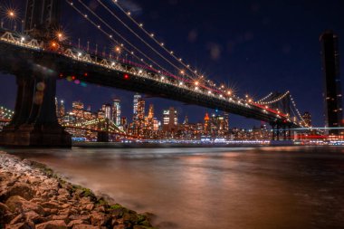 New York 'taki Manhattan Köprüsü' nün güzel panoramik manzarası Hudson Nehri 'nin karşısındaki Manhattan manzaralı..