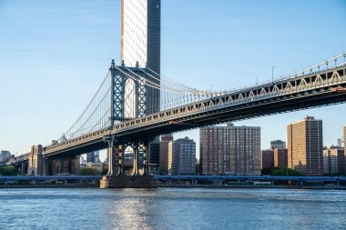 Brooklyn parkından Manhattan Köprüsü 'nün Hudson Nehri' nin diğer tarafındaki Manhattan manzaralı görüntüsünü kapatın..
