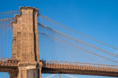Brooklyn parkından Hudson Nehri 'nin diğer tarafındaki Manhattan manzaralı Brooklyn Köprüsü' nün güzel panoramik manzarası..