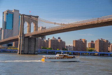Brooklyn parkından Hudson Nehri 'nin diğer tarafındaki Manhattan manzaralı Brooklyn Köprüsü' nün güzel panoramik manzarası..