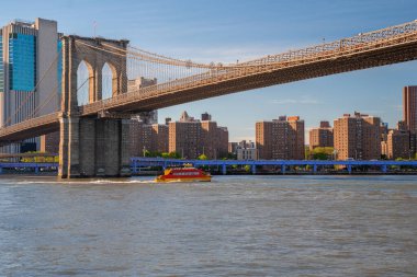 Brooklyn parkından Hudson Nehri 'nin diğer tarafındaki Manhattan manzaralı Brooklyn Köprüsü' nün güzel panoramik manzarası..