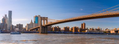 Brooklyn parkından Hudson Nehri 'nin diğer tarafındaki Manhattan manzaralı Brooklyn Köprüsü' nün güzel panoramik manzarası..