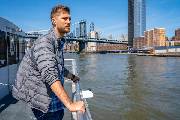 Joven Parado Ferry Que Cruza Río Hudson Hasta Manhattan Escucha — Foto de Stock