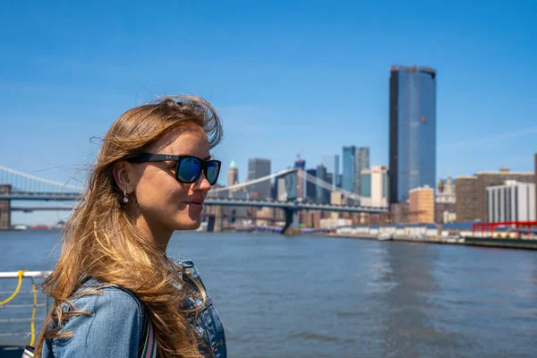 Jovencita Parada Ferry Que Cruza Río Hudson Hasta Manhattan Escucha — Foto de Stock