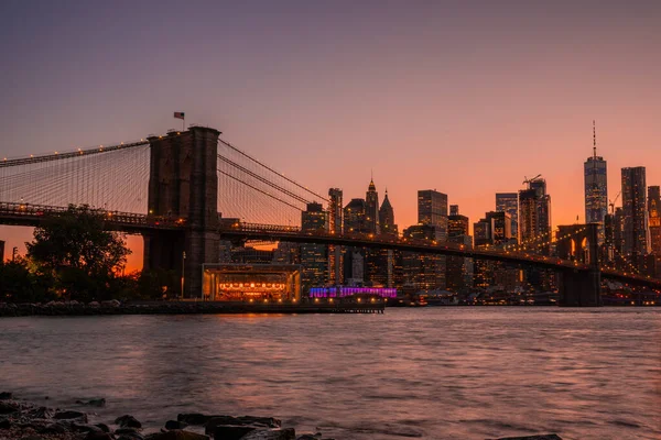 Magische Avond Zonsondergang Uitzicht Brooklyn Bridge Vanuit Het Brooklyn Park — Stockfoto