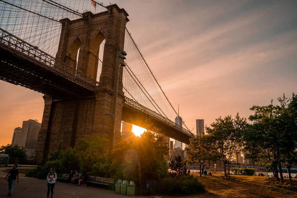 Magische Avond Zonsondergang Uitzicht Brooklyn Bridge Vanuit Het Brooklyn Park — Stockfoto