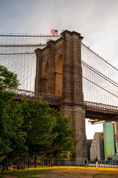 Magische Avond Zonsondergang Uitzicht Brooklyn Bridge Vanuit Het Brooklyn Park — Stockfoto