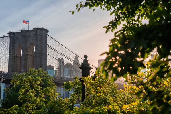 Magische Avond Zonsondergang Uitzicht Brooklyn Bridge Vanuit Het Brooklyn Park — Stockfoto