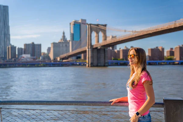 New York Usa Mars 2020 Vacker Flicka Står Vid Hudson — Stockfoto